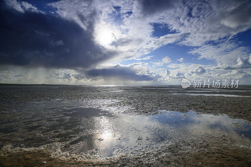 Wad或wadden空景观在瓦登海自然保护区'de wadden '与潮汐沙滩在荷兰北部